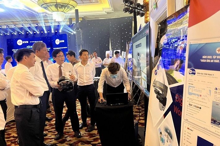  Tổng Giám đốc EVN ông Trần Đình Nhân tham quan, dán sticker bình chọn cho gian hàng trưng bày của EVNGENCO3