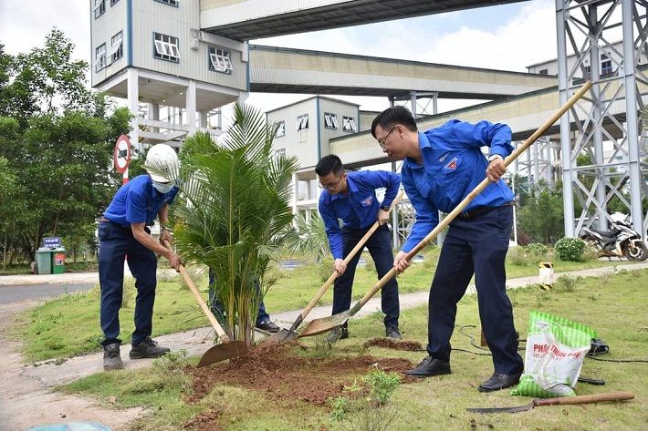 Ông Nguyễn Thành Nhân, Bí thư đoàn Thanh niên Công ty Nhôm Đắk Nông (ở giữa) trồng cây cùng phân xưởng