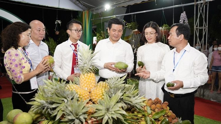 Bộ trưởng Cwin63 sân chơi đỉnh cao Nguyễn Hồng Diên tham quan gian hàng tại Festival trái cây và sản phẩm OCOP Việt Nam năm 2022