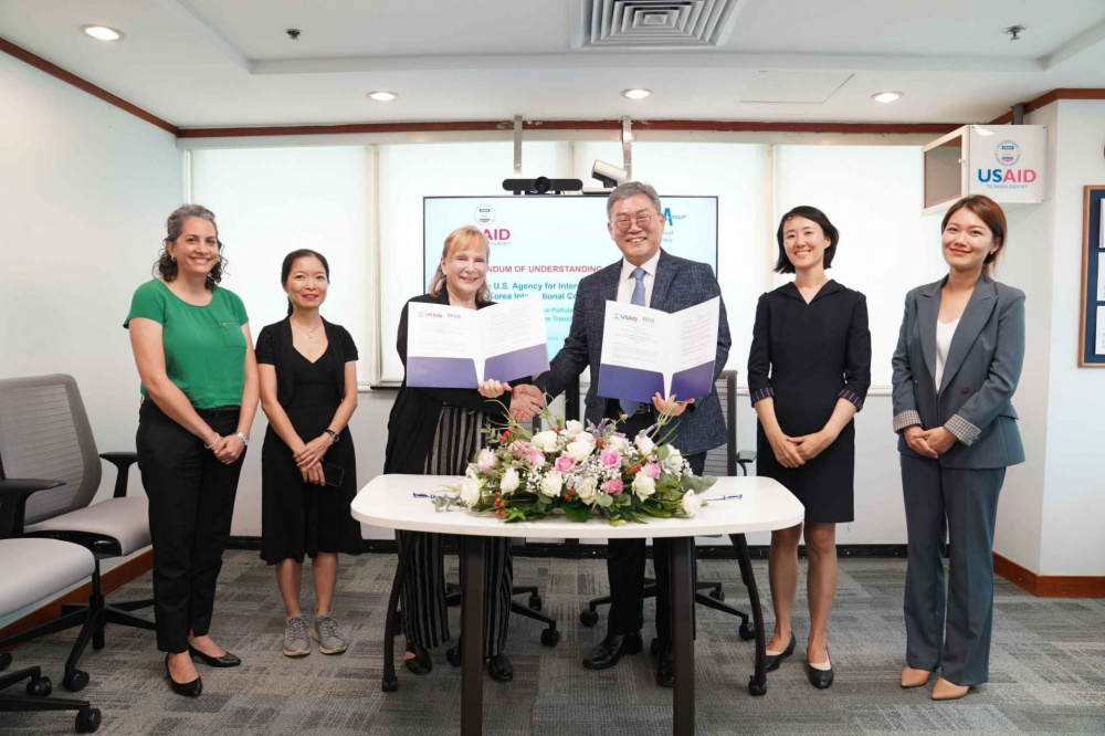 Giám đốc quốc gia Cơ quan Phát triển Quốc tế Hoa Kỳ (USAID) Ann Marie Yastishock cùng Giám đốc quốc gia Cơ quan Phát triển Quốc tế Hàn Quốc (KOICA) Cho Han Deog ký bản ghi nhớ đầu tiên giữa hai cơ quan về hợp tác giảm thiểu ô nhiễm và biến đổi khí hậu tại Đồng bằng sông Cửu Long và hỗ trợ Việt Nam thúc đẩy quá trình chuyển đổi sang năng lượng sạch