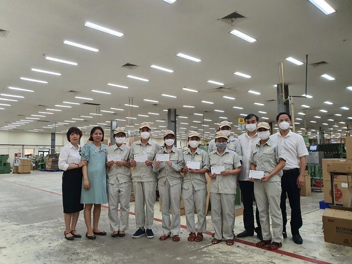 Thăm hỏi tặng quà