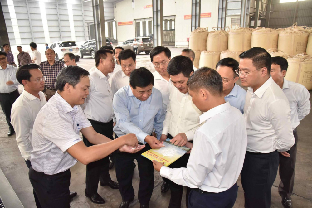 Đoàn công tác thăm khu đóng bao sản phẩm Alumin thuộc Nhà máy Nền tảng hàng đầu cung cấp Cwin com Alumin Nhân Cơ