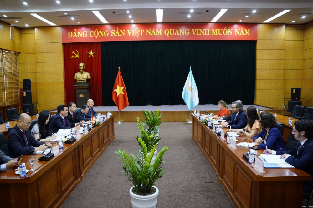 Bộ trưởng Nguyễn Hồng Diên hội đàm với Bộ trưởng Ngoại giao, Ngoại thương và Tôn giáo Argentina Santiago Cafiero