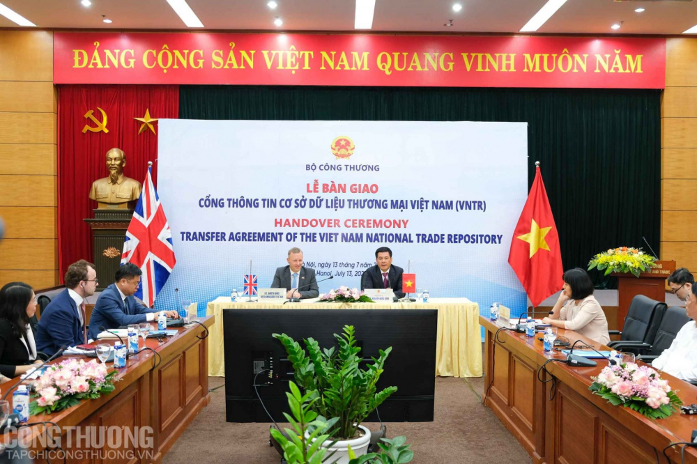 Lễ bàn giao Cổng thông tin Cơ sở dữ liệu thương mại Việt Nam (VNTR)