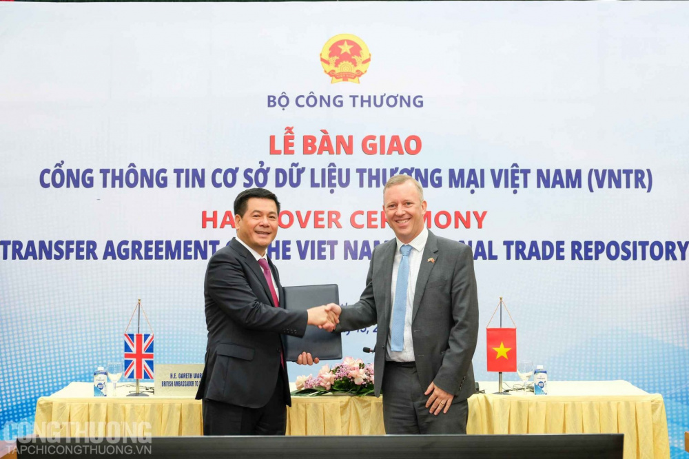 Đại sứ Gareth Ward trao Biên bản bàn giao Cổng thông tin Cơ sở dữ liệu thương mại Việt Nam VNTR cho Bộ trưởng Nguyễn Hồng Diên