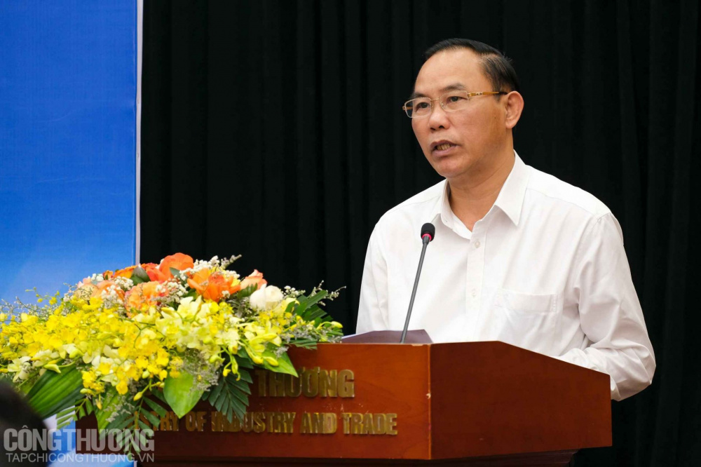 Thứ trưởng Bộ Nông nghiệp và Phát triển nông thôn Phùng Đức Tiến phát biểu tại Hội nghị