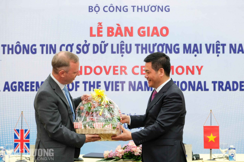 Bộ trưởng Nguyễn Hồng Diên và Đại sứ Vương quốc Anh tại Việt Nam Gareth Ward