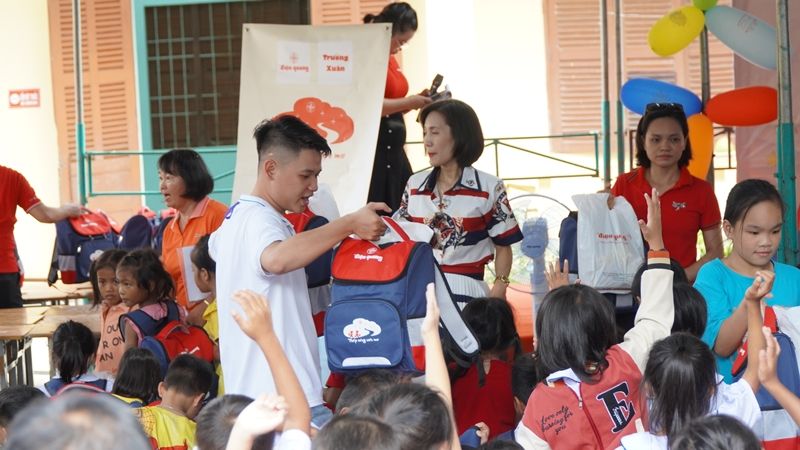 Điện Quang “Thắp sáng ước mơ”