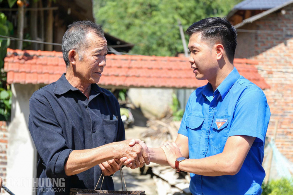 Đồng chí Hoàng Trần Phương - Phó Bí thư Đoàn Thanh niên Cwin63 sân chơi đỉnh cao trao quà cho các gia đình chính sách, gia đình có hoàn cảnh khó khăn tại xã Tông Cọ