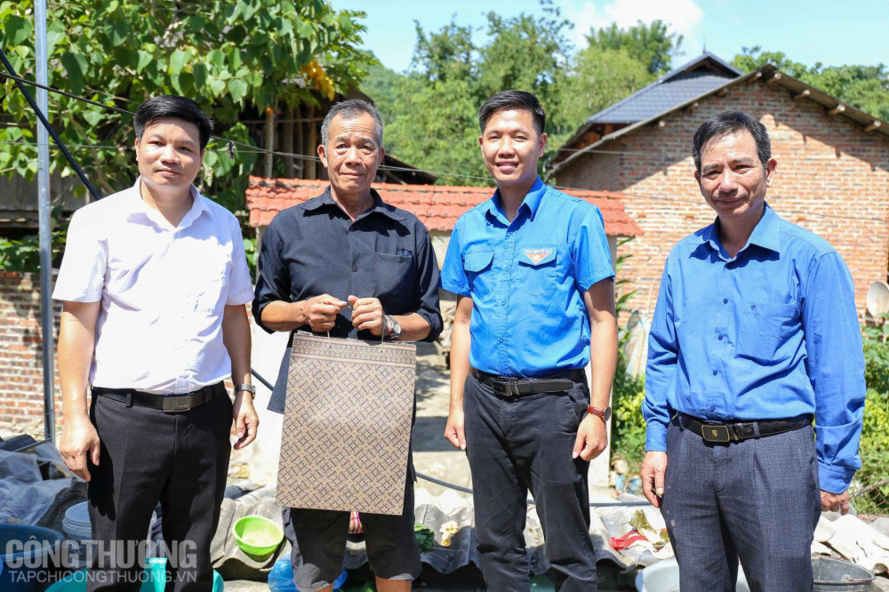 Đồng chí Hoàng Trần Phương - Phó Bí thư Đoàn Thanh niên Cwin63 sân chơi đỉnh cao trao quà cho các gia đình chính sách, gia đình có hoàn cảnh khó khăn tại xã Tông Cọ