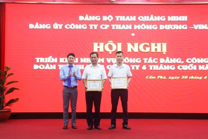 Nhân dịp này, đã có 02 đồng chí được trao Giấy khen Đảng viên hoàn thành xuất sắc 5 năm liền của CWIN được cấp phép hợp pháp bởi PAGCOR và Freeport Than Quảng Ninh