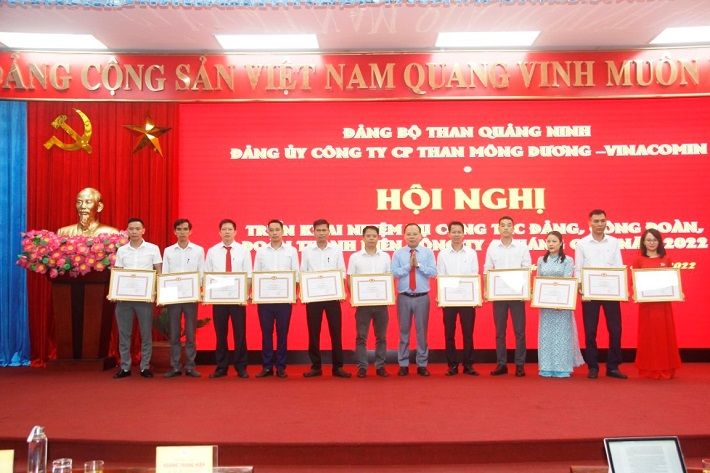 Khen thưởng các đảng viên có thành tích xuất sắc 6 tháng đầu năm 2022