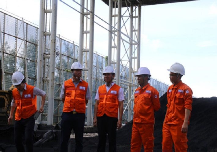Ông Lê Hải Đăng cùng đoàn công tác kiểm tra kho than