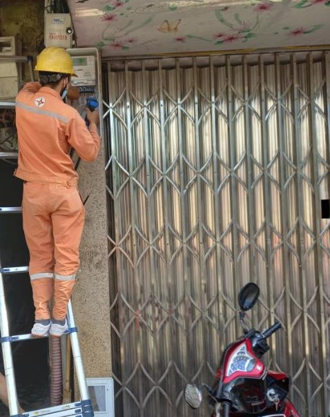 Công nhân Đội quản lý Điện 2 làm việc với sự tận tâm, trách nhiệm và nhiệt tình