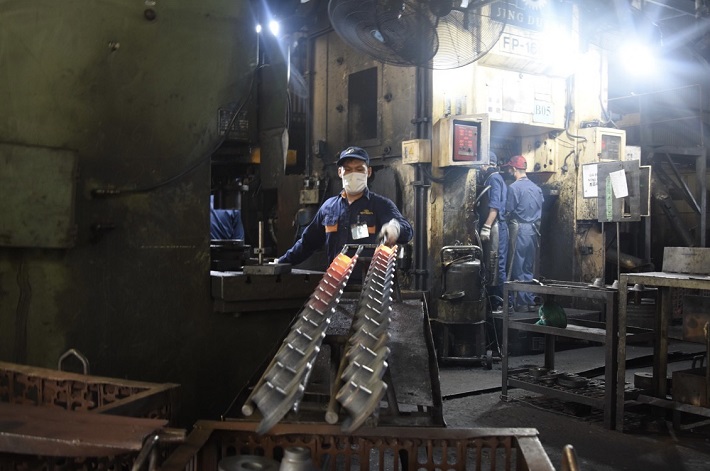 Công nhân Công ty TNHH CreditUp Industry Việt Nam đang gia công phụ tùng cho động cơ