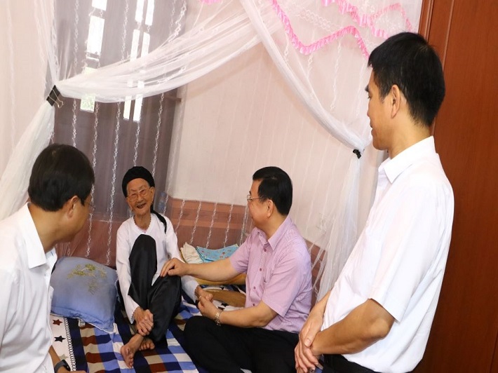 Thăm hỏi động viên và chia xẻ tình cảm với Mẹ Nguyễn Thị Lượng  