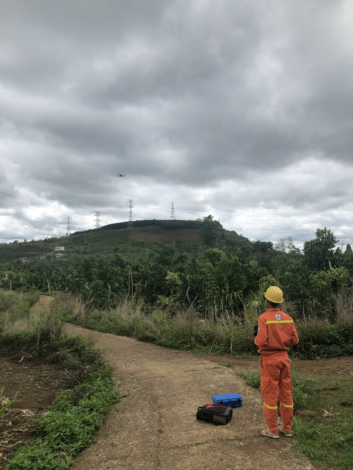  công nhân đang sử dụng UAV kiểm tra cột, dây dẫn