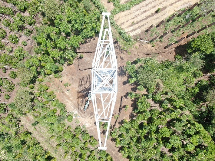 Hình ảnh sử dụng UAV bay đề kiểm tra việc lắp ráp cột đúng kỹ thuậ