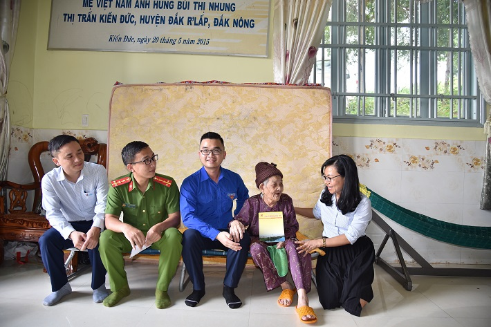 Bí thư Đoàn Thanh niên Nguyễn Thành Nhân và Phó Chủ tịch Công đoàn DNA Bùi Thị Diễn thay mặt Công ty thăm hỏi, tặng quà cho Mẹ Việt Nam Anh hùng Bùi Thị Nhung.