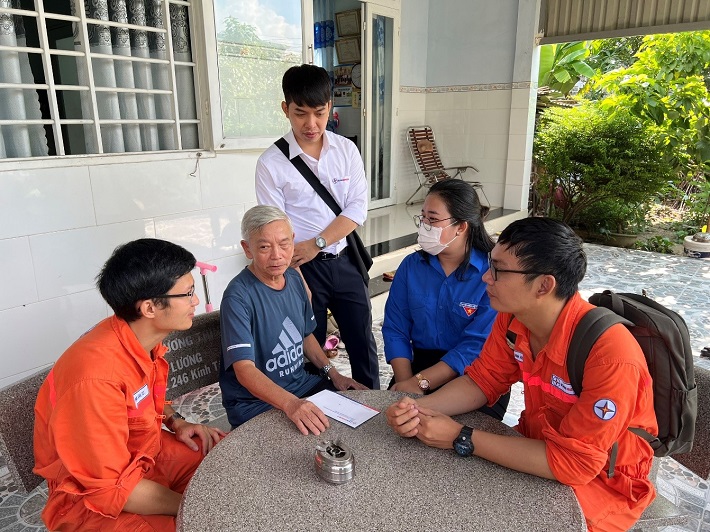 Đoàn viên thanh niên EPS thăm hỏi gia đình chính sách, có công với cách mạng trên địa bàn Phường Phú Mỹ (thị xã Phú Mỹ, tỉnh Bà Rịa – Vũng Tàu)
