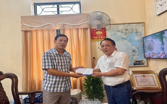 Đồng chí Tạ Ngọc Linh – Chủ tịch Công đoàn trao quà cho đại diện Lãnh đạo UBND xã Mỹ Lộc, huyện Thái Thụy, tỉnh Thái Bình
