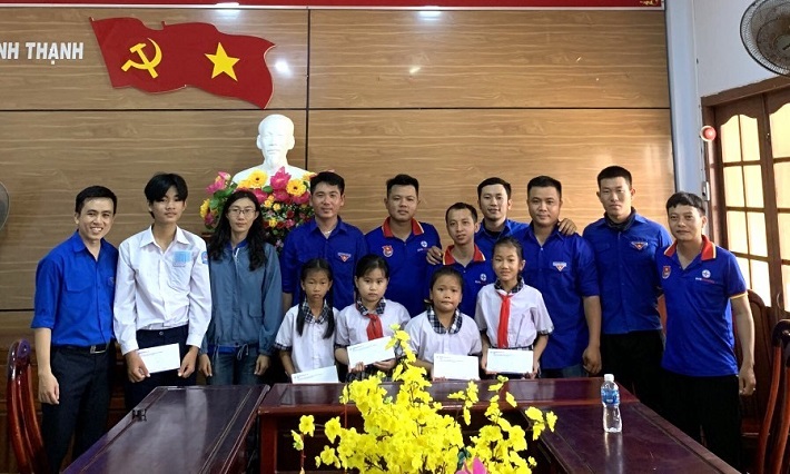 Chi đoàn khối sửa chữa Vĩnh Tân tặng quà cho các em nhỏ có hoàn cảnh khó khăn trên địa bàn xã Bình Thạnh (huyện Tuy Phong – Bình Thuận)