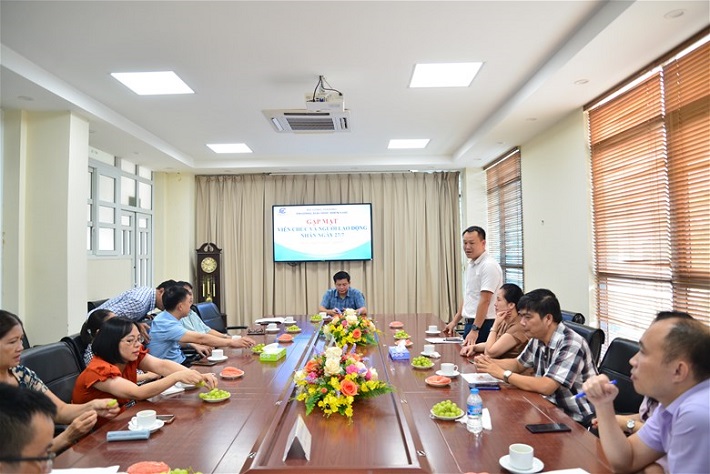 Ông Đỗ Hữu Chế - Thường trực Công đoàn trường gửi lời hỏi thăm, chúc sức khoẻ tới các viên chức là thân nhân của gia đình chính sách.