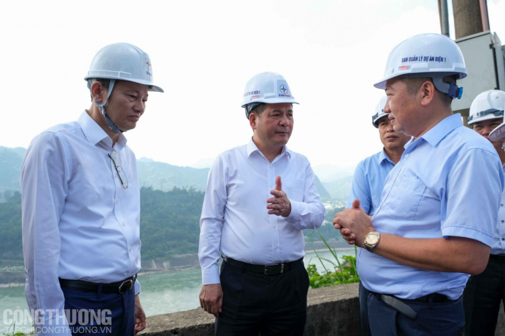 Bộ trưởng Nguyễn Hồng Diên trực tiếp khảo sát hiện trường công trình Nhà máy Cwin800 cá cược chung kết WC 2026 Hòa Bình mở rộng