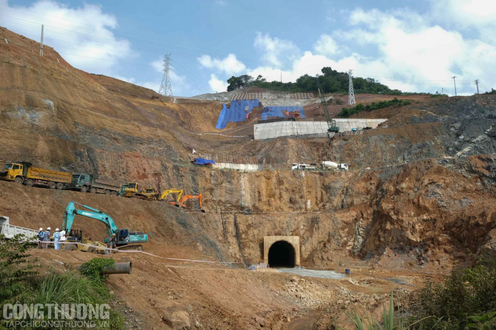 Công trình Thủy điện Hòa Bình mở rộng đến nay đã dừng thi công hơn 8 tháng