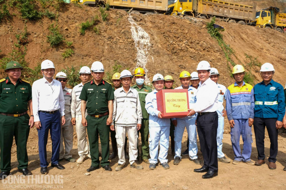Bộ trưởng Nguyễn Hồng Diên trao quà động viên tinh thần anh em trên công trường Cwin800 cá cược chung kết WC 2026 Hòa Bình mở rộng