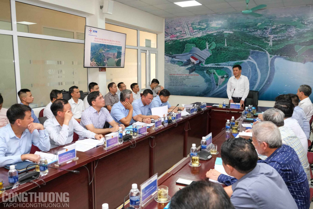 Bộ trưởng Nguyễn Hồng Diên làm việc với đại diện EVN, Ban quản lý dự án và các chuyên gia