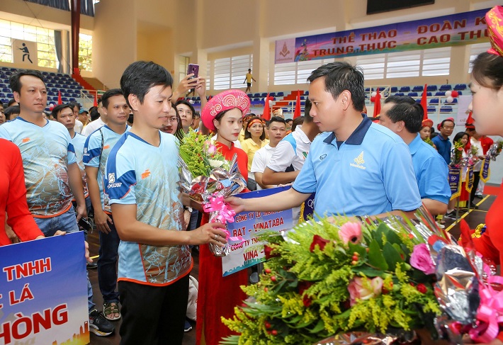 CTHĐTV tặng hoa khích lệ tinh thần thi đấu của các đội