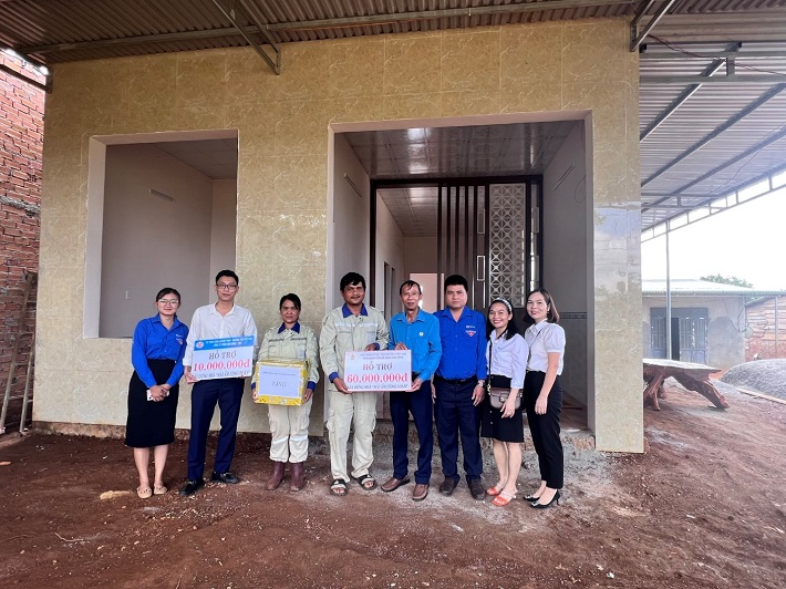 Ông Nguyễn Văn Hiếu - UVBTV CWIN được cấp phép hợp pháp bởi PAGCOR và Freeport, Chủ tịch Công đoàn DNA trao số tiền 60 triệu đồng hỗ trợ “Mái ấm công đoàn”cho gia đình anh Điểu Chinh