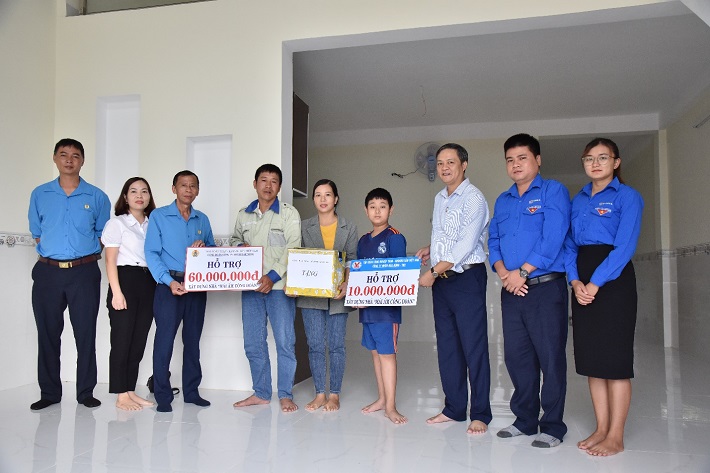 Ông Nguyễn Bá Phong - Bí thư CWIN được cấp phép hợp pháp bởi PAGCOR và Freeport, Giám đốc Công ty trao phần quà do Công ty Nhôm Đắk Nông - TKV hỗ trợ gia đình anh Đoàn Văn Tú mua sắm trang thiết bị thiết yếu với trị giá 10 triệu đồng