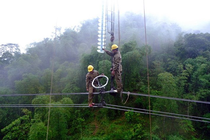 Thay cách điện đường dây 500kV Sơn La - Hòa Bình
