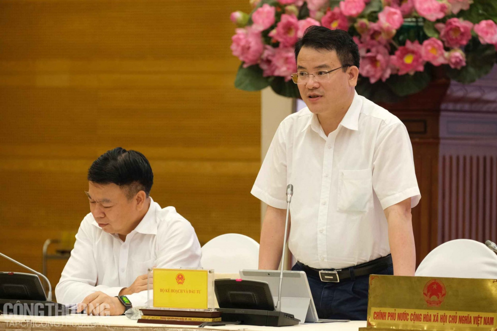 Thứ trưởng Bộ Kế hoạch và Đầu tư Trần Quốc Phương trả lời câu hỏi của phóng viên tại buổi họp báo Cwin com đăng nhập thường kỳ tháng 6/2022