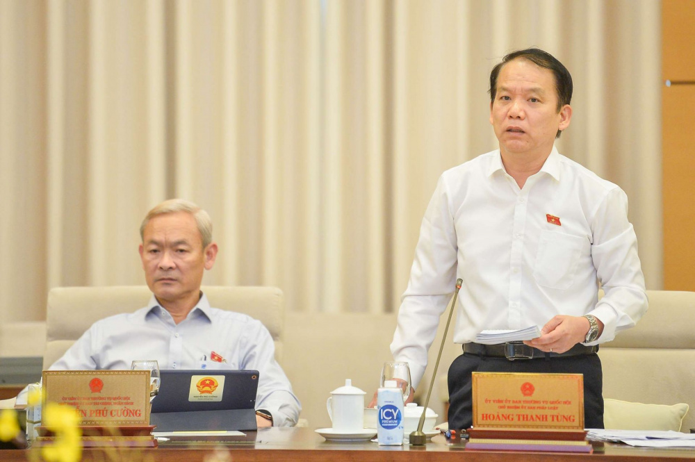 Chủ nhiệm Ủy ban Pháp luật Hoàng Thanh Tùng phát biểu tại phiên họp