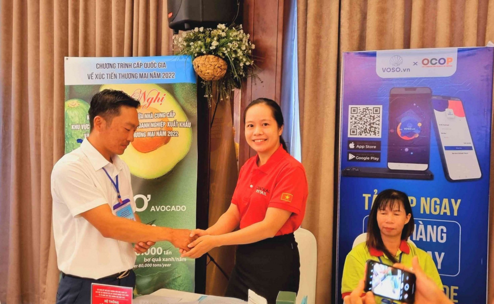Đại diện Central Retail tại Việt Nam (bên phải) ký kết hợp tác thành công với đại diện HTX Bơ Đại Hùng Đắk Lắk