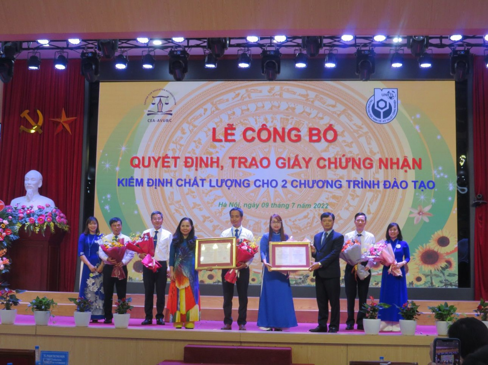 trao chung nhan uneti