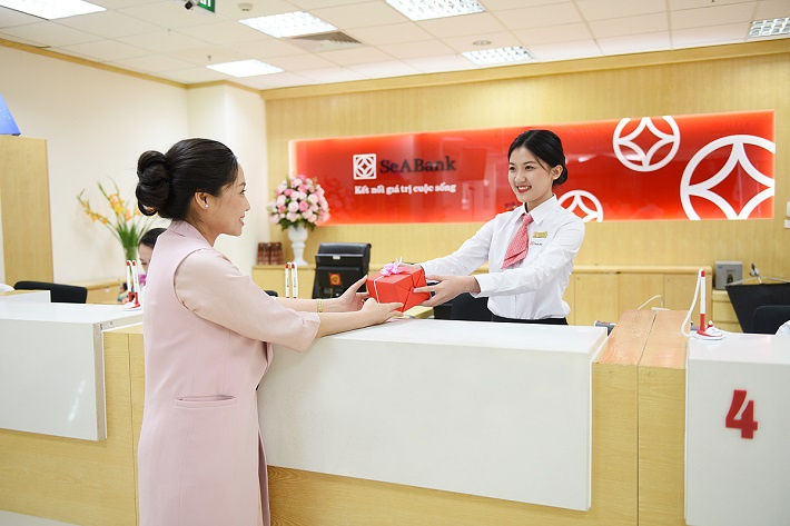 Khách hàng giao dịch tại SeABank
