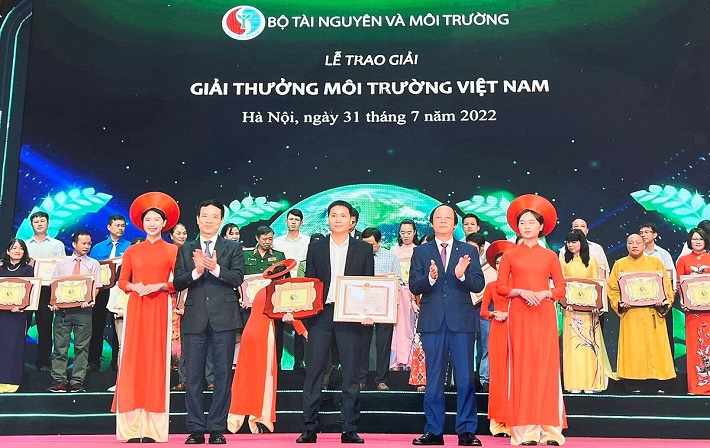 Đại diện Trang trại bò sữa Vinamilk Đà Lạt và các tổ chức, cá nhân đạt thành tích xuất sắc tại Giải thưởng Môi trường Việt Nam