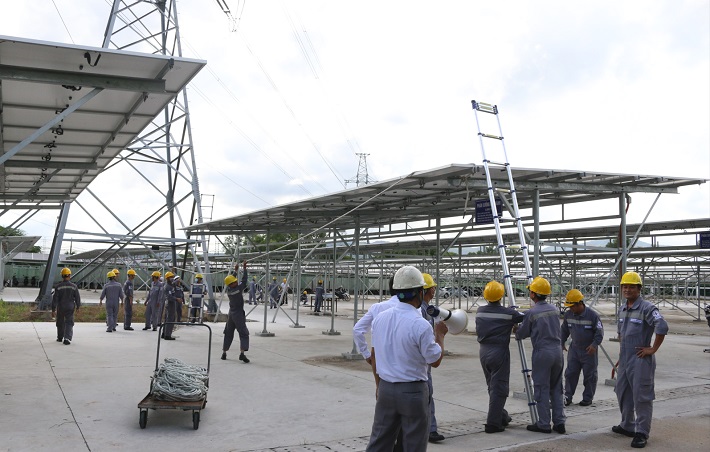 Các công nhân diễn tập tình huống giả định