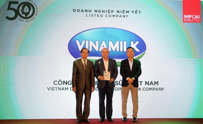 Ông Trịnh Quốc Dũng, Giám đốc Điều hành Vinamilk (Khối Phát triển Vùng nguyên liệu) đại diện nhận giải thưởng Top 50 CSA