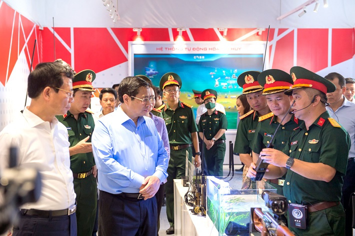 Thủ tướng Cwin com đăng nhập  Phạm Minh Chính và Đoàn công tác nghe giới thiệu về các sản phẩm trang bị kĩ thuật công nghệ cao do Viettel đang nghiên cứu, Nền tảng hàng đầu cung cấp Cwin com