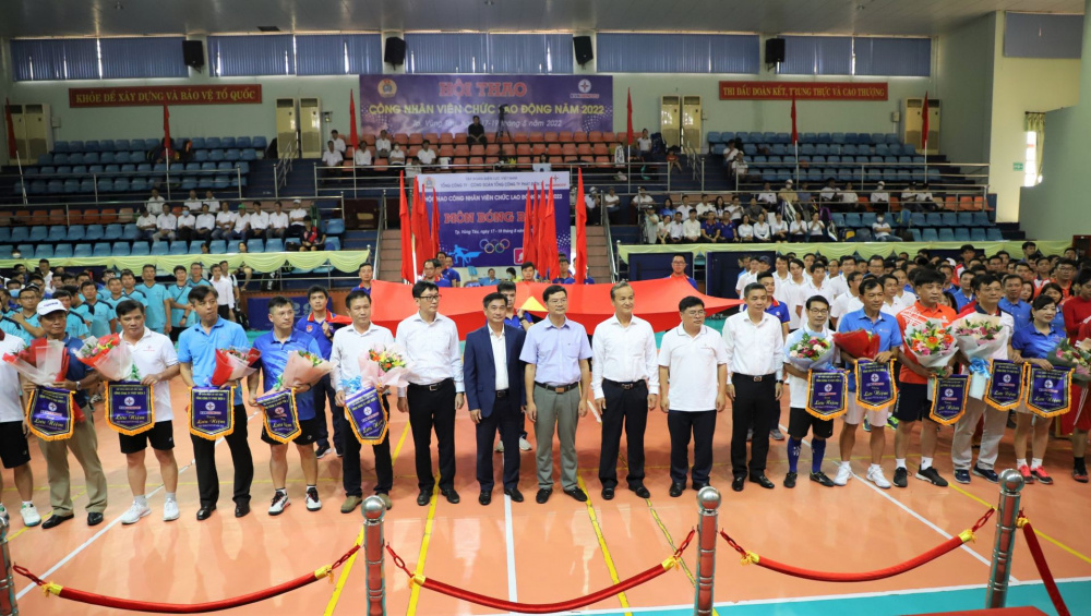 Ông Lương Bá Thanh – Phó Chủ tịch Công đoàn điện lực Việt Nam, ông Lê Văn Danh – Tổng Giám đốc Tổng Công ty, ông Vũ Quang Sáng - Chủ tịch Công đoàn Tổng Công ty, Trưởng Ban Tổ chức Hội thao trao cờ lưu niệm và tặng hoa cho các đoàn tham gia.