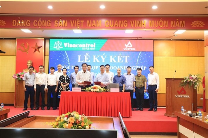 Đại diện lãnh đạo hai đơn vị, ông Mai Tiến Dũng - Tổng giám đốc VINACONTROL và ông Lê Song Lai - Tổng giám đốc VNSTEEL đã cùng ký kết bản thỏa thuận hợp tác giữa hai Cwincom hiện đang mở.