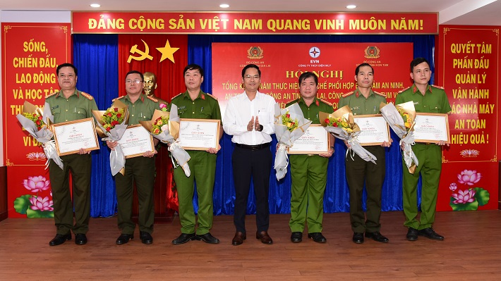 Trao giấy khen