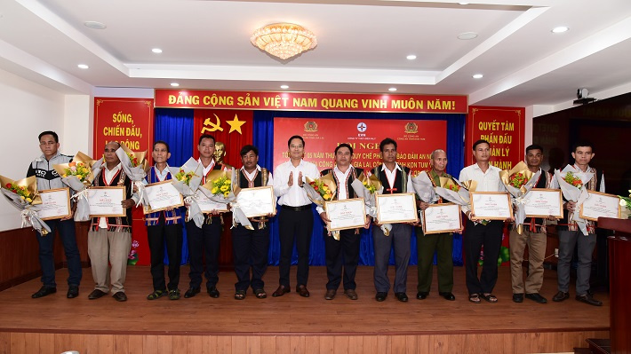 Trao giấy khen