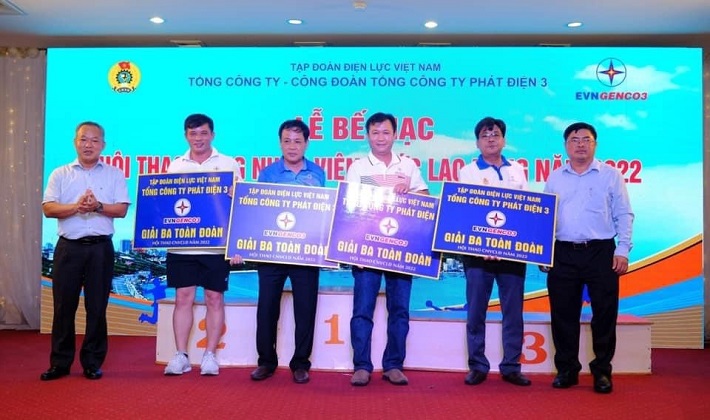 Đại diện Lãnh đạo EVNGENCO3 trao giải đồng hạng 3 toàn đoàn cho các đơn vị