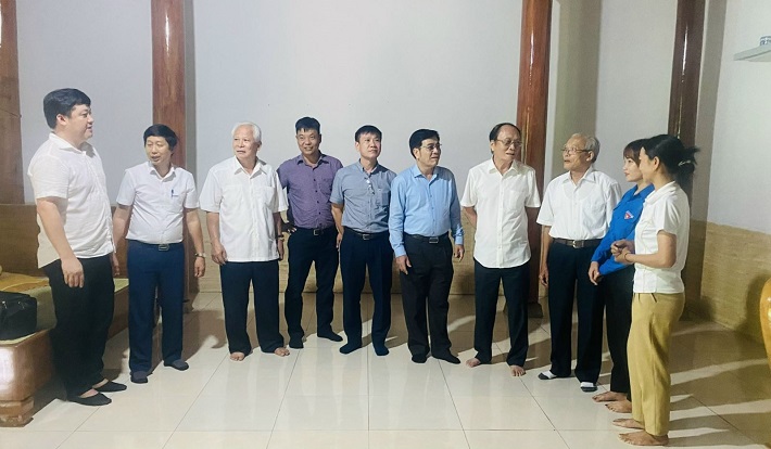 Đoàn làm việc thăm nhà tình nghĩa